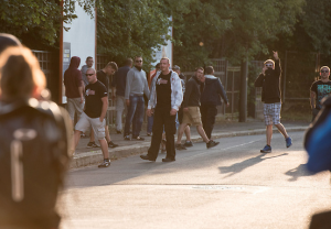 Robert Köcher (2.v.l. mit Sonnenbrillen und heller kurzer Hose) einer Gruppe Neonazis und Hooligans, die am 31. Juli 2015 in Freital versuchte, eine antifaschistische Demonstration anzugreifen
