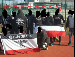 Mitglieder der 2016 neugegründeten „Anti-Antifa Ostthüringen" posieren in Saalfeld, veröffentlicht auf dem Facebook-Account der Gruppierung