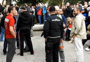Hoffmann bei einer AfD-Demo in Erfurt, im Gespräch mit Neonazi Philipp Miene („Ansgar Aryan“ auf dem Rücken), links grauer Pullover, rote Haare: NPD-Stadtratsabgeordneter Franz Kotzott aus Kölleda