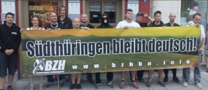 Schaller 2. von links mit anderen Neonazis im August 2016 in Rudolstadt